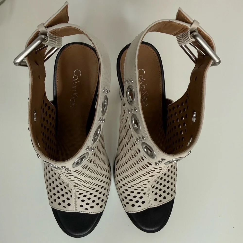 Calvin Klein Kalua Womens Ivory Peep Toe Block Heel Sandals Size 7.5 Streetwear